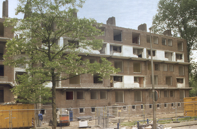 880148 Gezicht op de sloop van een flatgebouw aan de noordzijde van de Troelstralaan en de Talmalaan (voorgrond) te Utrecht.